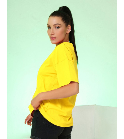 Желтая трикотажная футболка с вышитой надписью