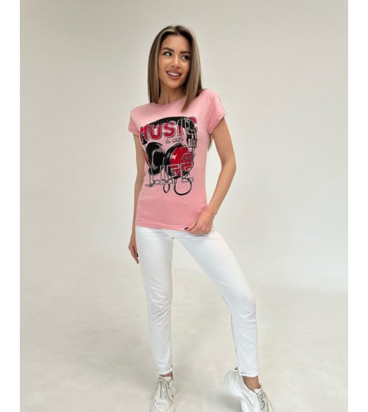 Темно-розовая трикотажная футболка с цветными наушниками