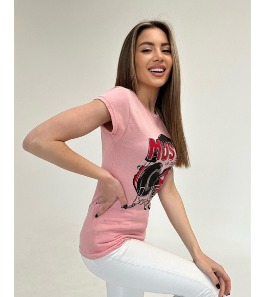 Темно-розовая трикотажная футболка с цветными наушниками
