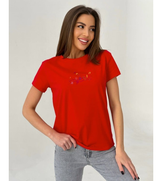 Червона футболка з вишивкою