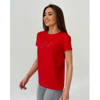 Красная футболка с вышивкой