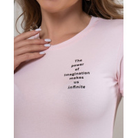 Розовая эластичная футболка с надписями