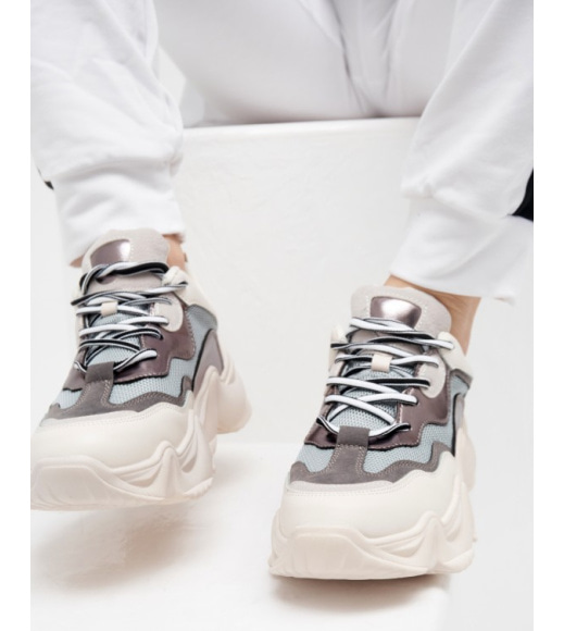 Біло-сірі комбіновані кросівки з фактурною платформою