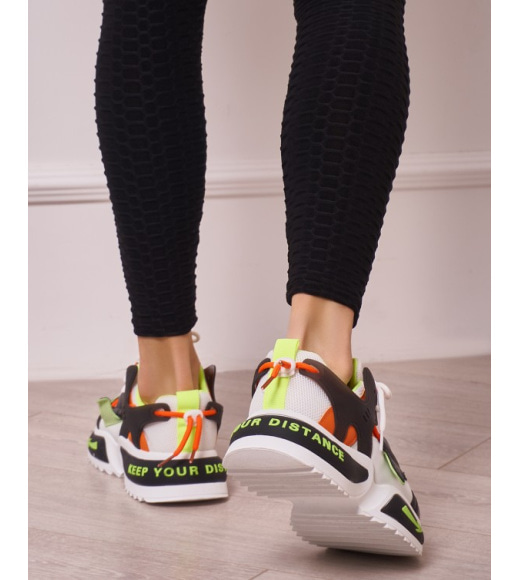 Черно-белые комбинированные кроссовки с яркими вставками