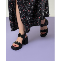 Черные босоножки с лаковыми вставками