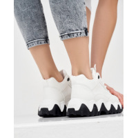 Білі кросівки з чорно-білою фактурною підошвою