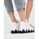 Белые кроссовки с черно-белой фактурной подошвой