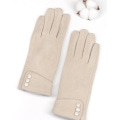 Светло-бежевые утепленные перчатки с пуговицами на манжетах