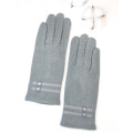 Светло-серые перчатки с вставками на манжетах