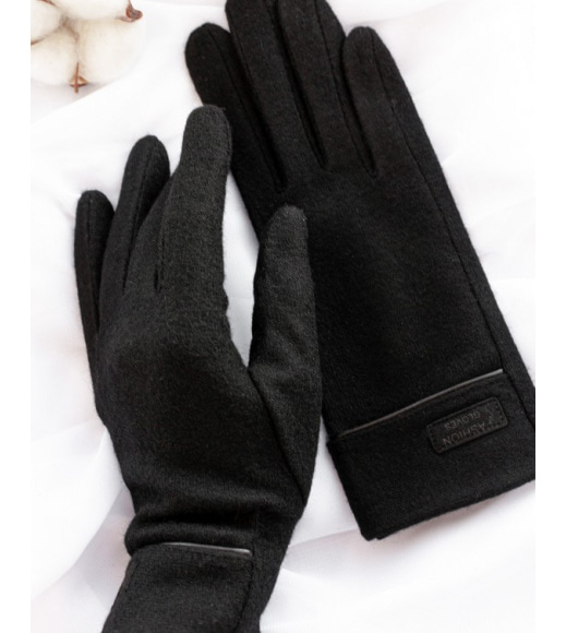 Черные перчатки с нашивками на манжетах