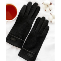 Черные перчатки с нашивками на манжетах
