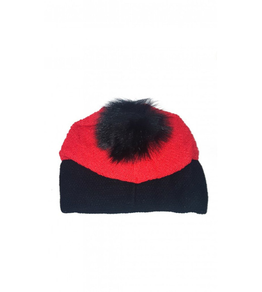 Красная шапка тонкой вязки с контрастным отворотом