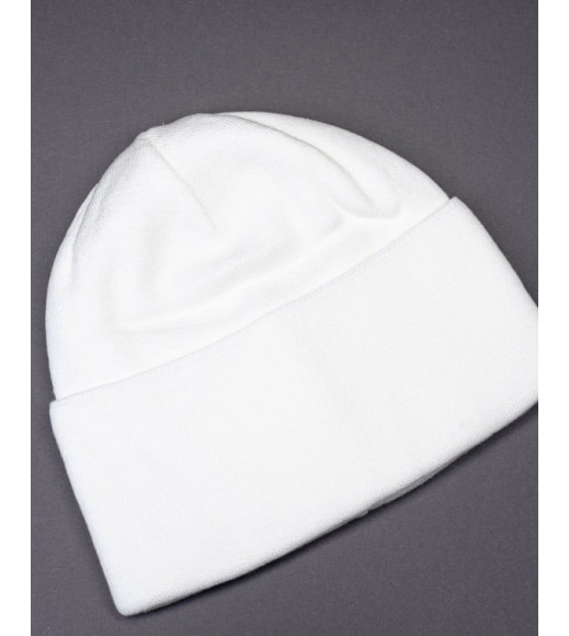Белая трикотажная шапка бини