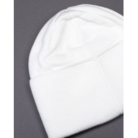 Белая трикотажная шапка бини
