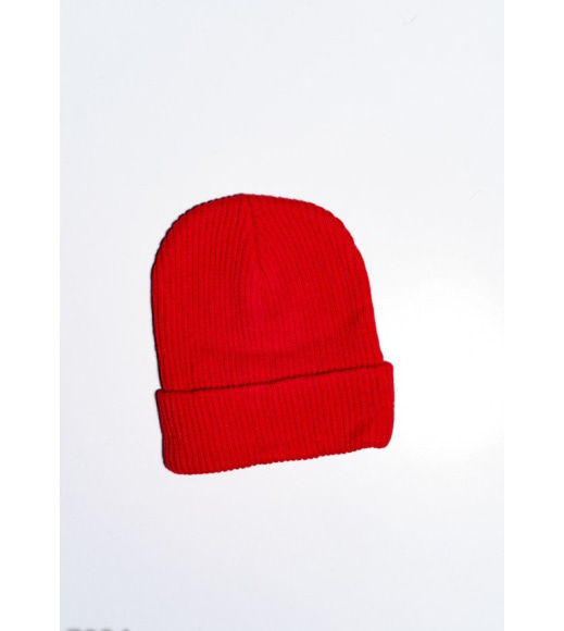 Червона в`язана шапка з нашивкою на манжеті