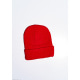 Красная вязаная шапка с нашивкой на манжете