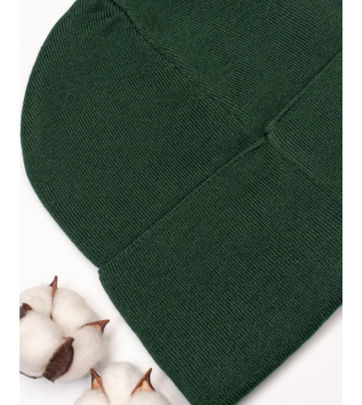 Зеленая трикотажная шапка бини