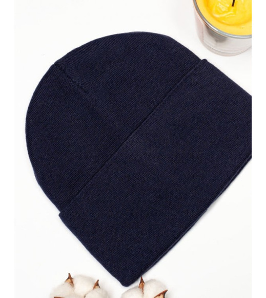 Темно-синяя трикотажная шапка бини