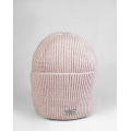 Розовая шерстяная шапка с широким подворотом