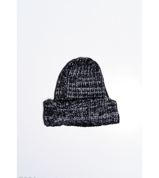 Черная меланжевая шапка фактурной вязки с подворотом