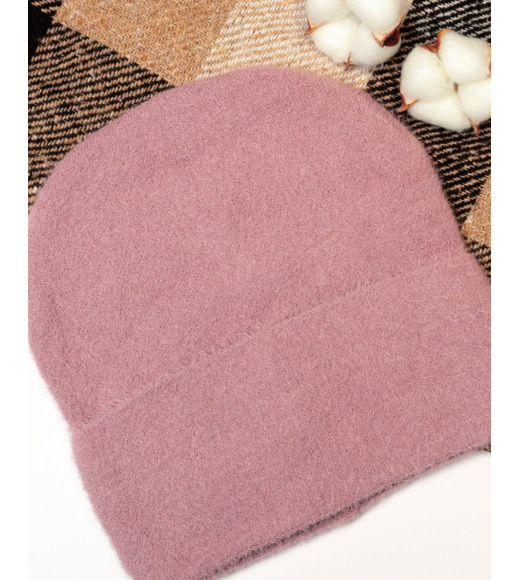 Темно-розовая шапка из пряжи-травки с подворотом