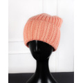 Вязаная теплая шапка оранжевого цвета на флисе