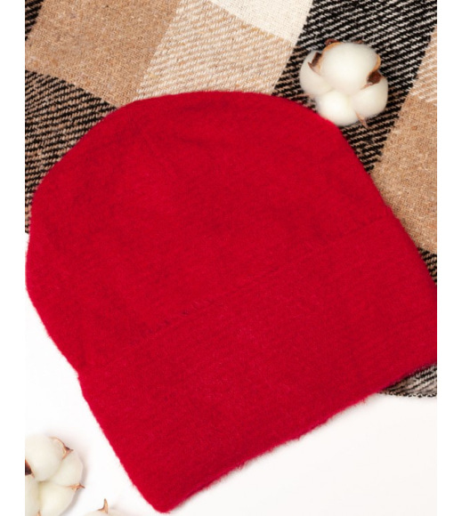 Красная шапка из пряжи-травки с подворотом