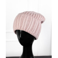 Вязаная теплая шапка розового цвета на флисе