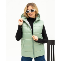 Зеленая утепленная жилетка с капюшоном