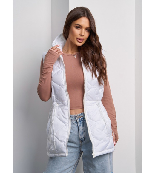 Белая стеганая жилетка с кулиской
