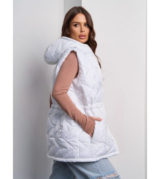Белая стеганая жилетка с кулиской