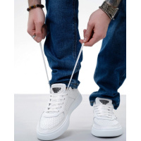 Белые кожаные кеды с нашивкой и перфорацией