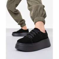 Черные замшевые кеды на высокой подошве