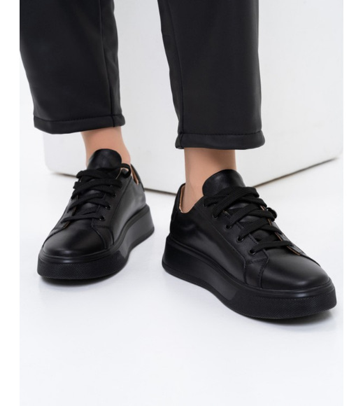 Черные кожаные кеды со шнуровкой