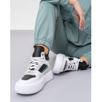 Белые ботинки с цветными вставками