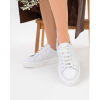 Белые кожаные кеды на небольшой платформе