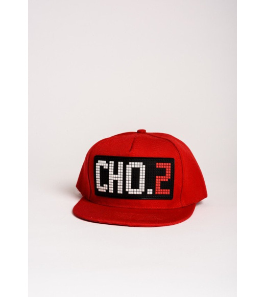 Красная кепка со стильной аппликацией CHO.2