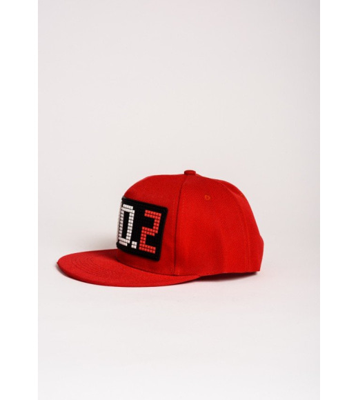 Червона кепка зі стильною аплікацією CHO2