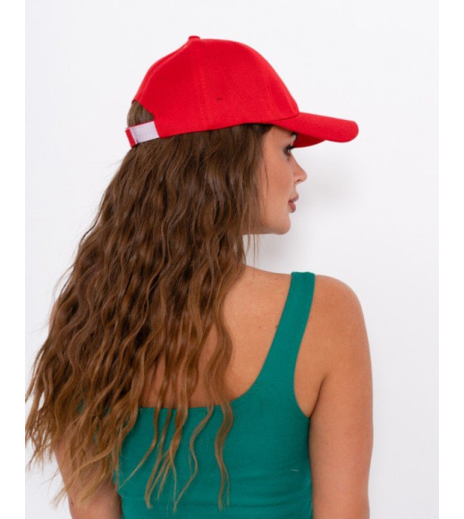 Червона котонова кепка з білим лого