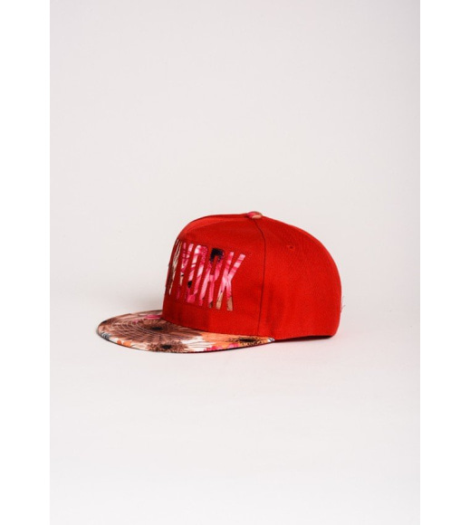 Червона кепка з прямим козирком і квіткової аплікацією