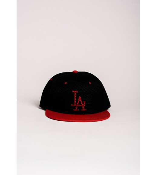 Чорна кепка з червоним дашком і вишивкою LA за сіткою