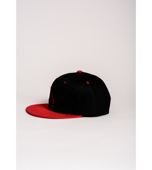 Чорна кепка з червоним дашком і вишивкою LA за сіткою