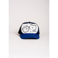 Яскраво-синя кепка зі смішним хлопцем в окулярах