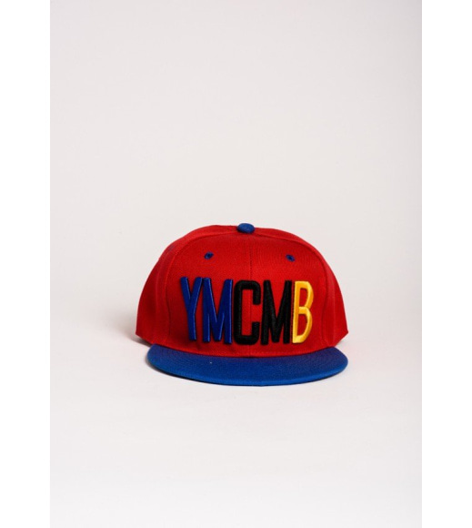 Красная кепка с сине-черно-желтой вышивкой YMCMB