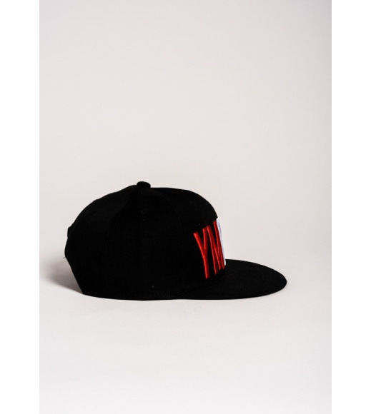 Черная кепка с красно-бело-синей вышивкой YMCMB
