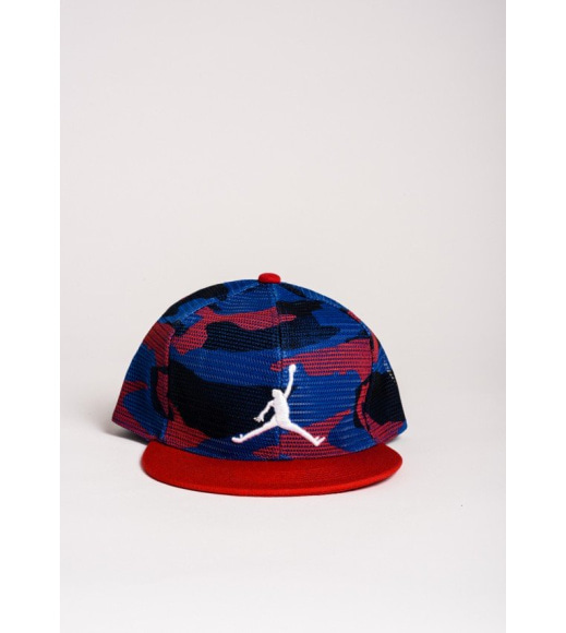 Красно-синяя камуфляжная кепка с белым принтом баскетболиста