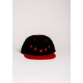 Чорна кепка з червоним дашком і вишитими зірками