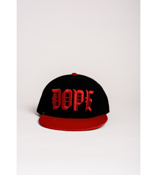 Черная с красным кепка с вышивкой DOPE