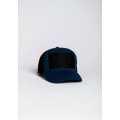 Синя кепка з чорною фактурної нашивкою і сіткою на потилиці