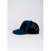 Синя кепка з чорною фактурної нашивкою і сіткою на потилиці